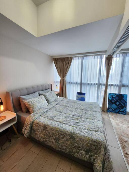 Cosy Executive 1 Bedroom Uptown Parksuites Ultra Fast Internet Манила Екстериор снимка