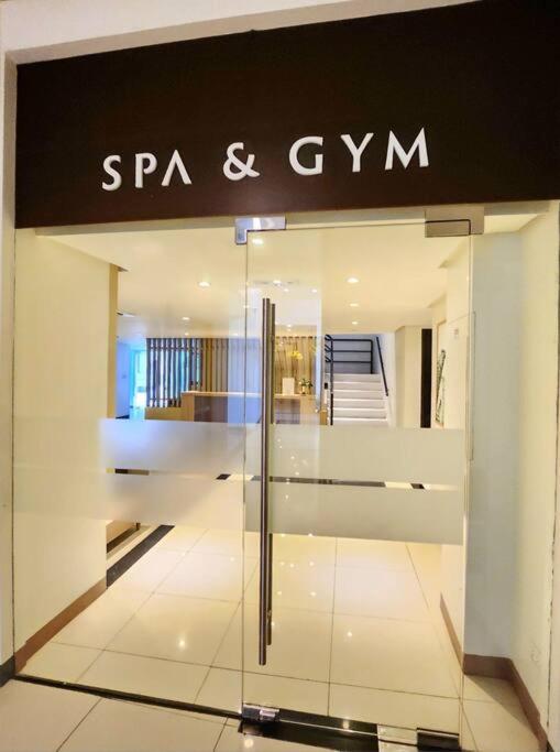 Cosy Executive 1 Bedroom Uptown Parksuites Ultra Fast Internet Манила Екстериор снимка
